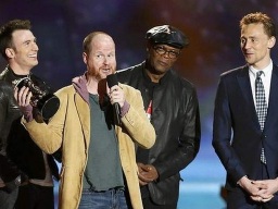 El director Joss Whedon junto a Chris Evans, Sam Jackson y Tom Hiddleston reciben el premio por "The Avengers"